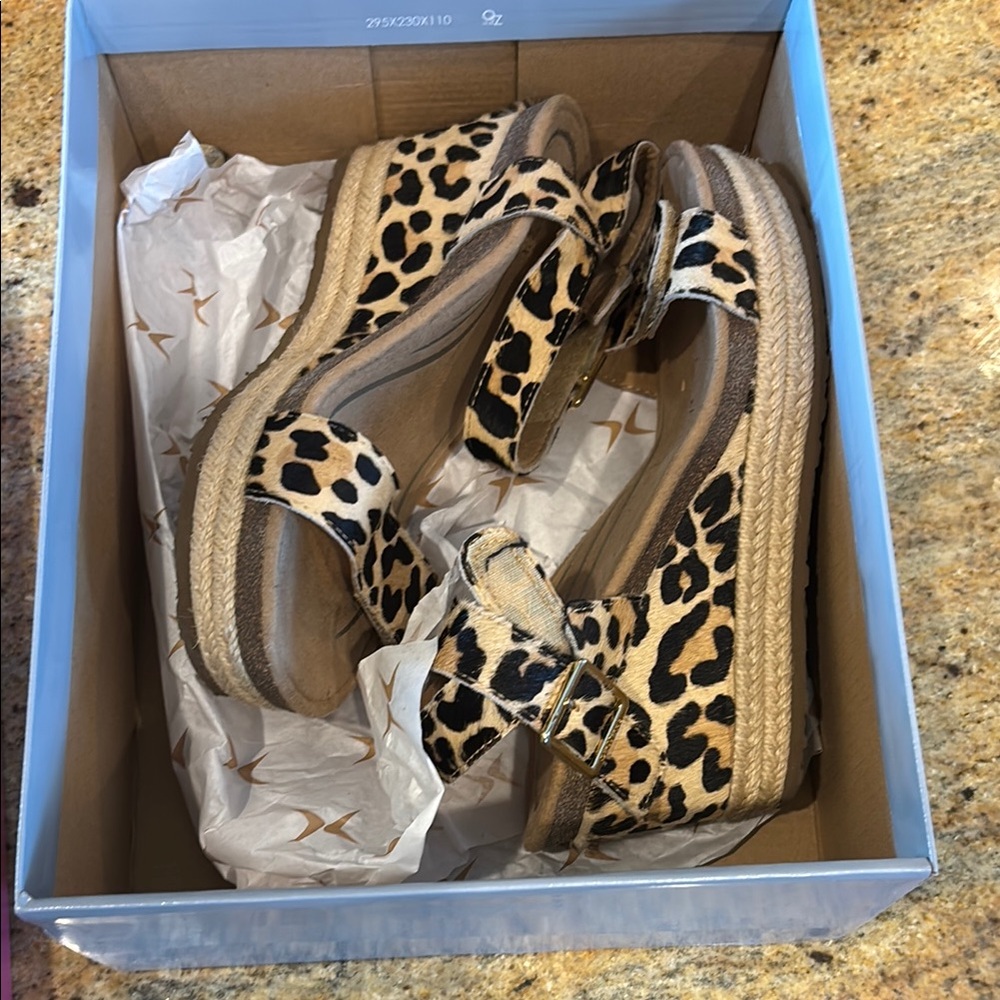 Aetrex Sydney leopard wedge size 7.5-8